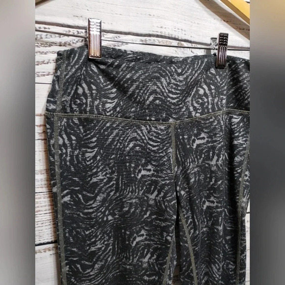 Athleta Zebra Chaturanga Legging Gray size Small Performance Yoga Active - Picture 2 of 8